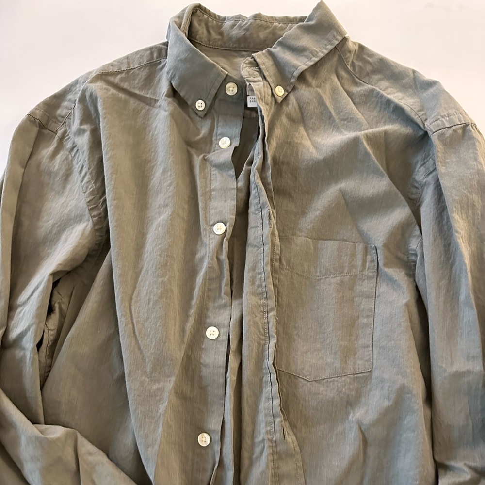 HM green button down M